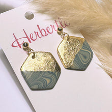 Lade das Bild in den Galerie-Viewer, Polymer Clay Ohrringe, Hexagon grau/beige & gold, ca. 3 cm 🖐️