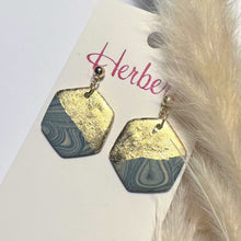 Lade das Bild in den Galerie-Viewer, Polymer Clay Ohrringe, Hexagon grau/beige & gold, ca. 3 cm 🖐️