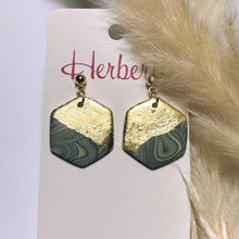 Lade das Bild in den Galerie-Viewer, Polymer Clay Ohrringe, Hexagon grau/beige & gold, ca. 3 cm 🖐️