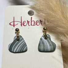 Lade das Bild in den Galerie-Viewer, Polymer Clay Ohrringe, Herzchen grau/weiß & gold ca. 2,2 cm 🖐️