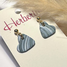 Lade das Bild in den Galerie-Viewer, Polymer Clay Ohrringe, Herzchen grau/weiß & gold ca. 2,2 cm 🖐️