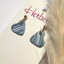 Lade das Bild in den Galerie-Viewer, Polymer Clay Ohrringe, Herzchen grau/weiß & gold ca. 2,2 cm 🖐️