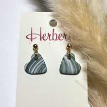 Lade das Bild in den Galerie-Viewer, Polymer Clay Ohrringe, Herzchen grau/weiß & gold ca. 2,2 cm 🖐️