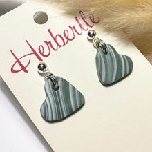 Lade das Bild in den Galerie-Viewer, Polymer Clay Ohrringe, Herzchen grau/weiß & silber ca. 2,2 cm 🖐️