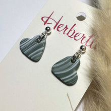 Lade das Bild in den Galerie-Viewer, Polymer Clay Ohrringe, Herzchen grau/weiß & silber ca. 2,2 cm 🖐️