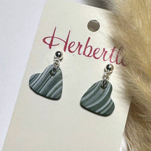 Lade das Bild in den Galerie-Viewer, Polymer Clay Ohrringe, Herzchen grau/weiß & silber ca. 2,2 cm 🖐️
