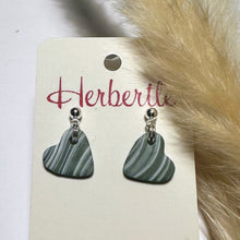 Lade das Bild in den Galerie-Viewer, Polymer Clay Ohrringe, Herzchen grau/weiß & silber ca. 2,2 cm 🖐️