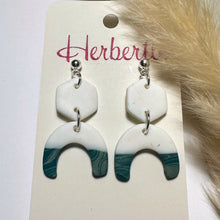 Lade das Bild in den Galerie-Viewer, Handgefertigte Fimo Ohrringe in weiß, grün und silber. Statement-Ohrringe