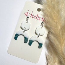 Lade das Bild in den Galerie-Viewer, Handgefertigte Fimo Ohrringe in weiß, grün und silber. Statement-Ohrringe