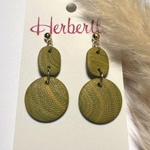 Lade das Bild in den Galerie-Viewer, Handgefertigte Fimo Ohrringe in beige und gold. Große Ohrringe