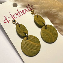 Lade das Bild in den Galerie-Viewer, Handgefertigte Fimo Ohrringe in beige und gold. Große Ohrringe