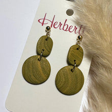 Lade das Bild in den Galerie-Viewer, Handgefertigte Fimo Ohrringe in beige und gold. Große Ohrringe