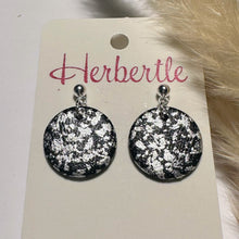 Lade das Bild in den Galerie-Viewer, Polymer Clay Ohrringe, Kreis schwarz & silber ca. 2,5 cm 🖐️