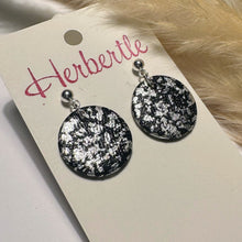 Lade das Bild in den Galerie-Viewer, Polymer Clay Ohrringe, Kreis schwarz & silber ca. 2,5 cm 🖐️