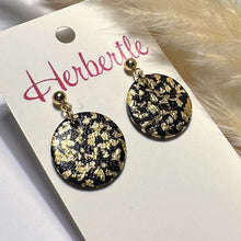 Lade das Bild in den Galerie-Viewer, Polymer Clay Ohrringe, Kreis schwarz & gold, ca. 2,5 cm 🖐️