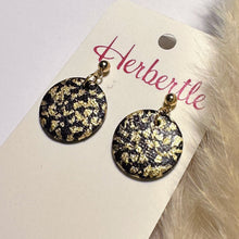 Lade das Bild in den Galerie-Viewer, Polymer Clay Ohrringe, Kreis schwarz & gold, ca. 2,5 cm 🖐️