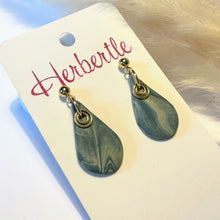 Lade das Bild in den Galerie-Viewer, Fimo Ohrringe in grau,beige und gold.