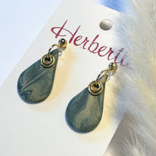 Lade das Bild in den Galerie-Viewer, Fimo Ohrringe in grau,beige und gold.