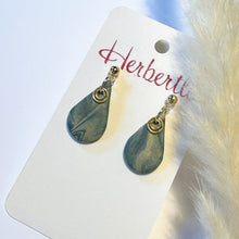 Lade das Bild in den Galerie-Viewer, Fimo Ohrringe in grau,beige und gold.