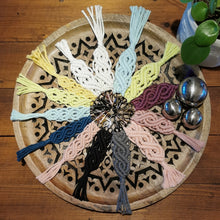 Lade das Bild in den Galerie-Viewer, Makramee Schlüsselanhänger mit Schlaufe, ca. 20 cm