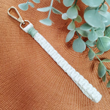 Lade das Bild in den Galerie-Viewer, Makramee Schlüsselanhänger mit Schlaufe, ca. 21 cm