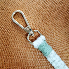 Lade das Bild in den Galerie-Viewer, Makramee Schlüsselanhänger mit Schlaufe, ca. 21 cm