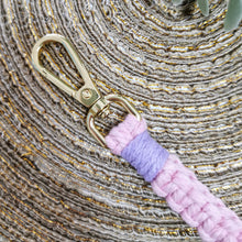 Lade das Bild in den Galerie-Viewer, Makramee Schlüsselanhänger mit Schlaufe, ca. 20 cm