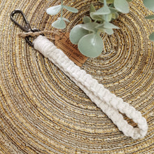 Lade das Bild in den Galerie-Viewer, Makramee Schlüsselanhänger mit Schlaufe, ca. 20 cm