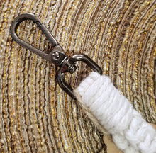 Lade das Bild in den Galerie-Viewer, Makramee Schlüsselanhänger mit Schlaufe, ca. 20 cm