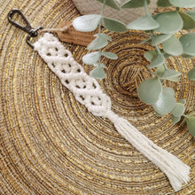 Lade das Bild in den Galerie-Viewer, Makramee Schlüsselanhänger, ca. 24 cm