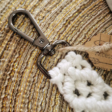 Lade das Bild in den Galerie-Viewer, Makramee Schlüsselanhänger, ca. 24 cm