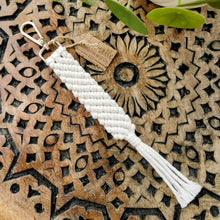 Lade das Bild in den Galerie-Viewer, WORKSHOP Makramee Schlüsselanhänger