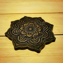 Lade das Bild in den Galerie-Viewer, Untersetzer Mandala, schwarz/gold, ca. 12 cm