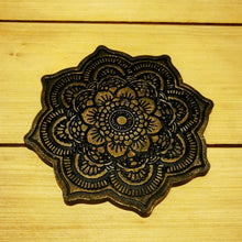 Lade das Bild in den Galerie-Viewer, Untersetzer Mandala, schwarz/gold, ca. 12 cm