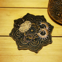 Lade das Bild in den Galerie-Viewer, Untersetzer Mandala, schwarz/gold, ca. 12 cm