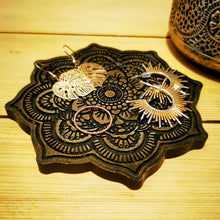 Lade das Bild in den Galerie-Viewer, Untersetzer Mandala, schwarz/gold, ca. 12 cm