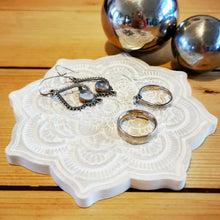 Lade das Bild in den Galerie-Viewer, Untersetzer Mandala, weiß/silber, ca. 12 cm