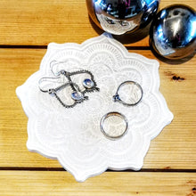 Lade das Bild in den Galerie-Viewer, Untersetzer Mandala, weiß/silber, ca. 12 cm