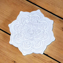 Lade das Bild in den Galerie-Viewer, Untersetzer Mandala, weiß/silber, ca. 12 cm