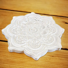 Lade das Bild in den Galerie-Viewer, Untersetzer Mandala, weiß/silber, ca. 12 cm