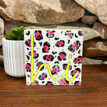 Lade das Bild in den Galerie-Viewer, Deko-Block „Hi“ aus Kiefernholz, 10 cm