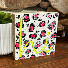 Lade das Bild in den Galerie-Viewer, Deko-Block „Hi“ aus Kiefernholz, 10 cm