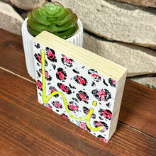 Lade das Bild in den Galerie-Viewer, Deko-Block „Hi“ aus Kiefernholz, 10 cm