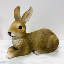 Lade das Bild in den Galerie-Viewer, Hase liegend, braun, 21 cm