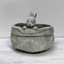 Lade das Bild in den Galerie-Viewer, Zementschale mit Hase, ø 14,5 cm
