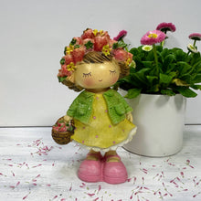 Lade das Bild in den Galerie-Viewer, Mädchen mit Erdbeerkranz, 17 cm