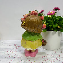 Lade das Bild in den Galerie-Viewer, Mädchen mit Erdbeerkranz, 17 cm