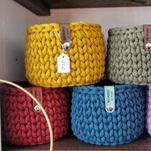 Lade das Bild in den Galerie-Viewer, Häkelkörbchen aus Bobbiny Garn in gelb, grün, rot und blau in einem Regal.