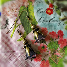 Lade das Bild in den Galerie-Viewer, Blütenohrringe "violett", 5 cm 🖐
