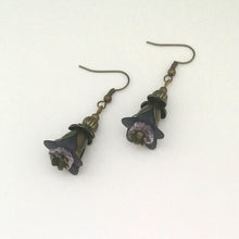 Lade das Bild in den Galerie-Viewer, Blütenohrringe "violett", 5 cm 🖐